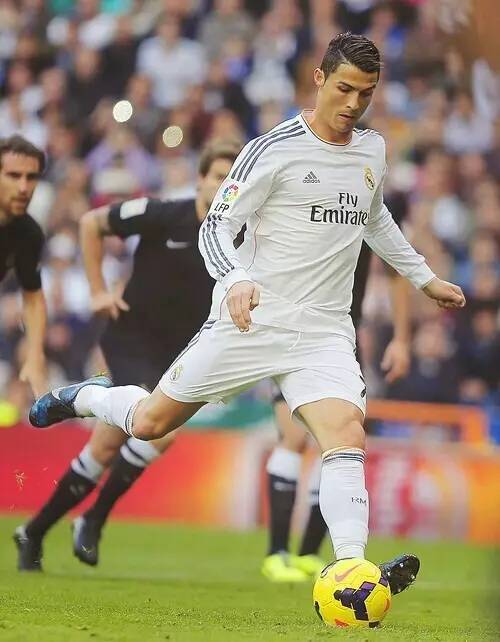 海廷加：奥斯梅恩和伊布、德罗巴一样强大，始终是一个威胁